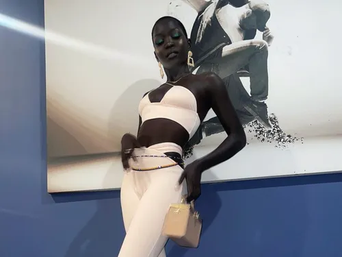 Une mannequin dans le Guinness des Records pour sa couleur de peau...